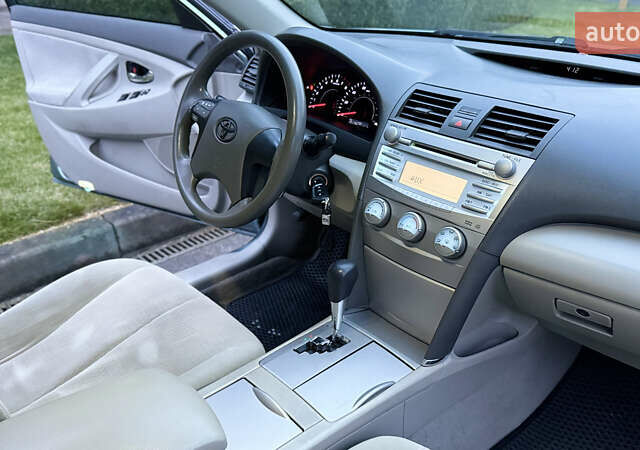 Сірий Тойота Камрі, об'ємом двигуна 2.49 л та пробігом 240 тис. км за 8500 $, фото 8 на Automoto.ua