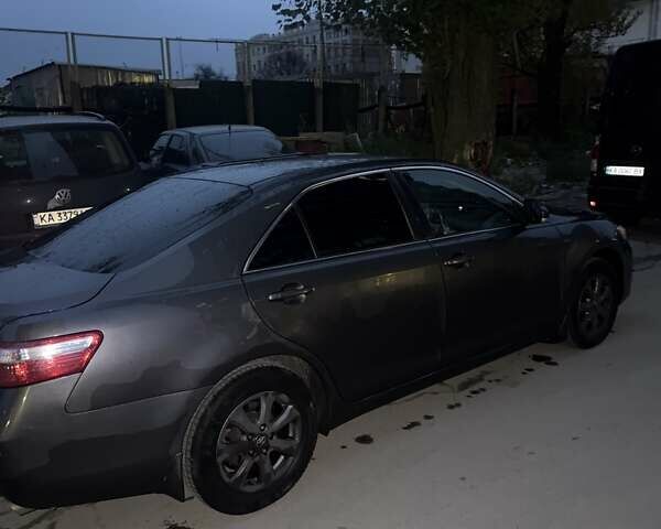 Серый Тойота Камри, объемом двигателя 2.39 л и пробегом 265 тыс. км за 10000 $, фото 6 на Automoto.ua