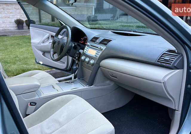 Сірий Тойота Камрі, об'ємом двигуна 2.49 л та пробігом 240 тис. км за 8500 $, фото 7 на Automoto.ua