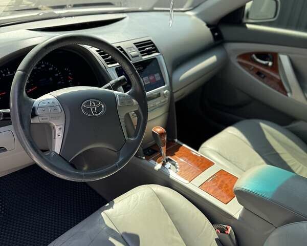 Серый Тойота Камри, объемом двигателя 2.5 л и пробегом 190 тыс. км за 10700 $, фото 6 на Automoto.ua