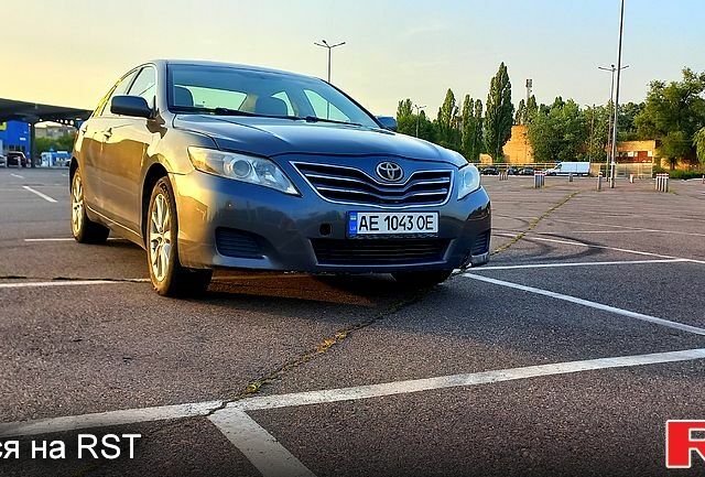 Серый Тойота Камри, объемом двигателя 2.5 л и пробегом 295 тыс. км за 8500 $, фото 3 на Automoto.ua