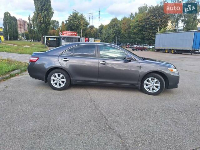 Серый Тойота Камри, объемом двигателя 2.36 л и пробегом 203 тыс. км за 9500 $, фото 3 на Automoto.ua