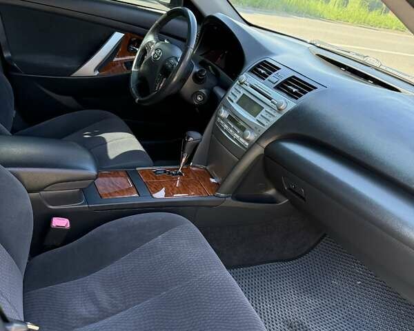 Серый Тойота Камри, объемом двигателя 2.4 л и пробегом 240 тыс. км за 10000 $, фото 3 на Automoto.ua
