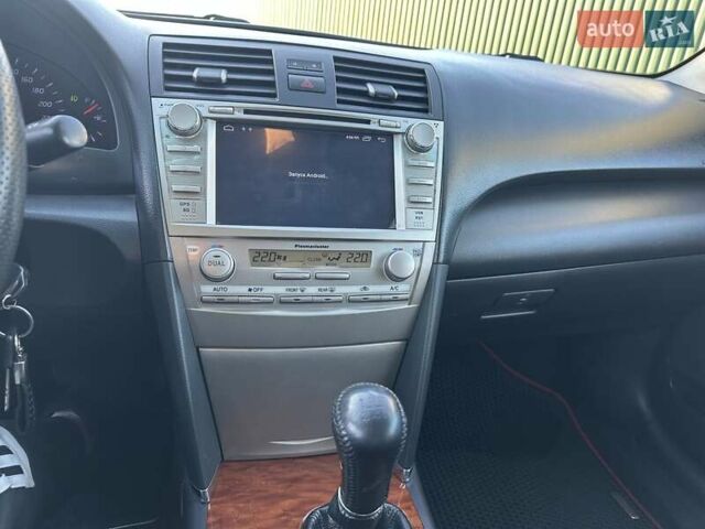 Серый Тойота Камри, объемом двигателя 2.36 л и пробегом 258 тыс. км за 9500 $, фото 17 на Automoto.ua