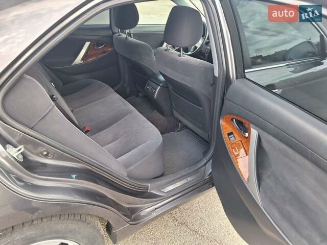 Серый Тойота Камри, объемом двигателя 2.36 л и пробегом 203 тыс. км за 9500 $, фото 16 на Automoto.ua