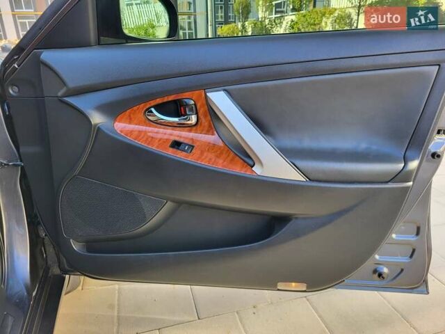 Серый Тойота Камри, объемом двигателя 3.5 л и пробегом 157 тыс. км за 15500 $, фото 17 на Automoto.ua