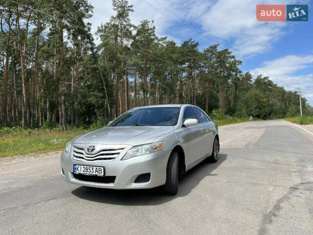 Серый Тойота Камри, объемом двигателя 2.5 л и пробегом 270 тыс. км за 8800 $, фото 2 на Automoto.ua