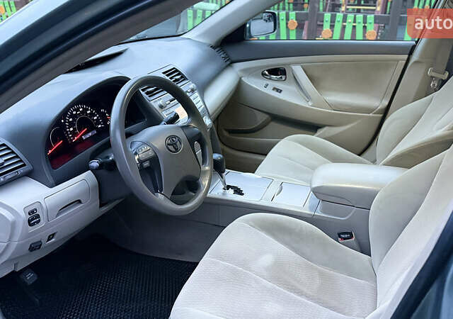 Сірий Тойота Камрі, об'ємом двигуна 2.49 л та пробігом 240 тис. км за 8500 $, фото 6 на Automoto.ua