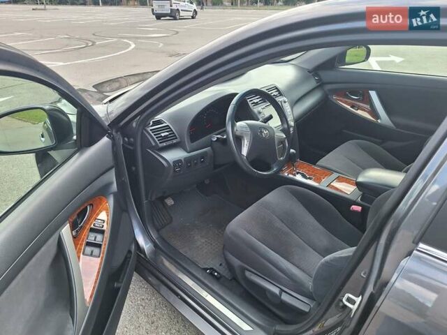 Серый Тойота Камри, объемом двигателя 2.36 л и пробегом 203 тыс. км за 9500 $, фото 12 на Automoto.ua