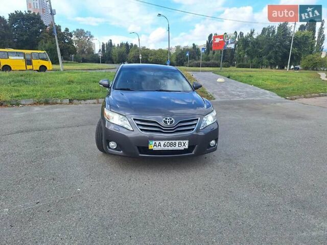 Серый Тойота Камри, объемом двигателя 2.36 л и пробегом 203 тыс. км за 9500 $, фото 1 на Automoto.ua