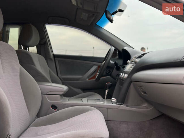 Сірий Тойота Камрі, об'ємом двигуна 2.49 л та пробігом 200 тис. км за 9999 $, фото 19 на Automoto.ua