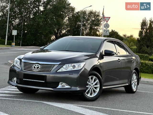 Серый Тойота Камри, объемом двигателя 2.5 л и пробегом 145 тыс. км за 13400 $, фото 4 на Automoto.ua