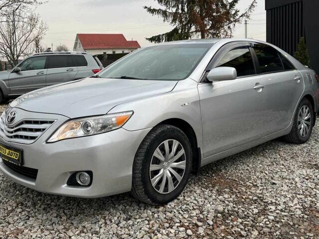 Серый Тойота Камри, объемом двигателя 2.5 л и пробегом 200 тыс. км за 9999 $, фото 2 на Automoto.ua