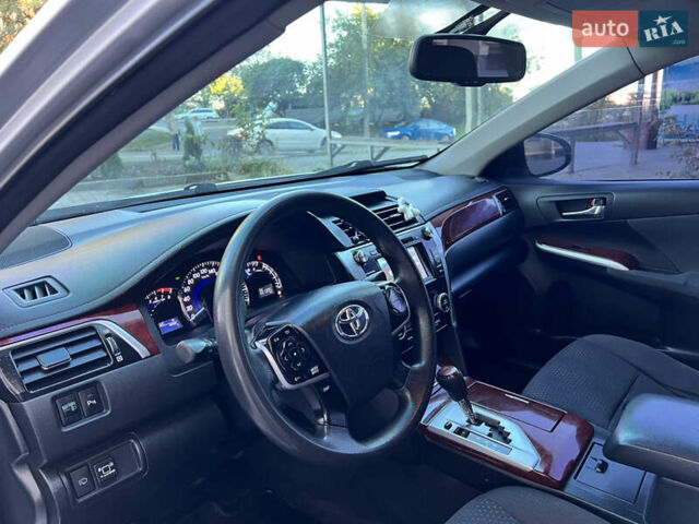 Серый Тойота Камри, объемом двигателя 2.49 л и пробегом 303 тыс. км за 10500 $, фото 16 на Automoto.ua