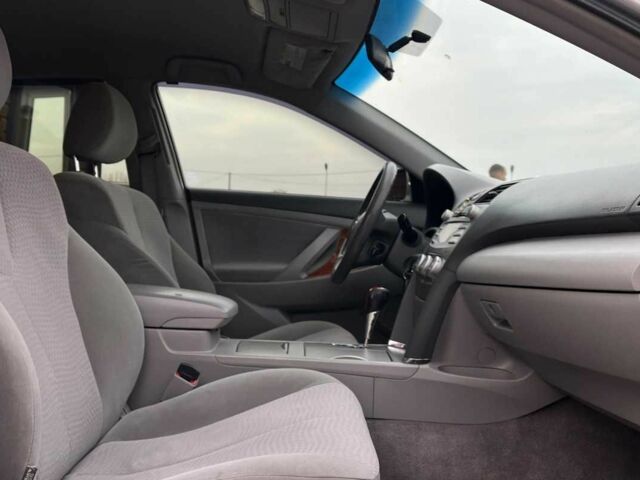 Серый Тойота Камри, объемом двигателя 2.5 л и пробегом 200 тыс. км за 9999 $, фото 19 на Automoto.ua