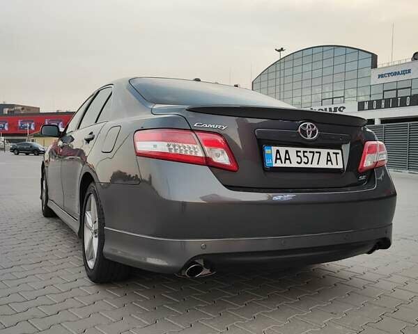 Сірий Тойота Камрі, об'ємом двигуна 2.5 л та пробігом 160 тис. км за 12000 $, фото 3 на Automoto.ua