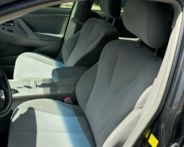 Серый Тойота Камри, объемом двигателя 2.49 л и пробегом 309 тыс. км за 7500 $, фото 6 на Automoto.ua