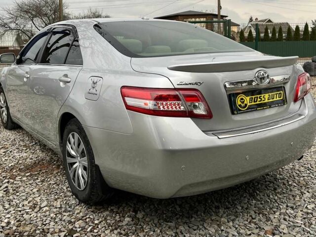 Серый Тойота Камри, объемом двигателя 2.5 л и пробегом 200 тыс. км за 9999 $, фото 4 на Automoto.ua