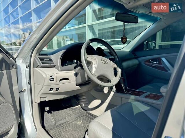 Серый Тойота Камри, объемом двигателя 2.36 л и пробегом 233 тыс. км за 10500 $, фото 6 на Automoto.ua