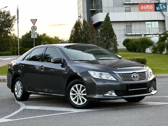 Серый Тойота Камри, объемом двигателя 2.5 л и пробегом 145 тыс. км за 13400 $, фото 5 на Automoto.ua