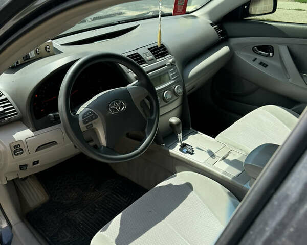 Серый Тойота Камри, объемом двигателя 2.49 л и пробегом 309 тыс. км за 7500 $, фото 7 на Automoto.ua