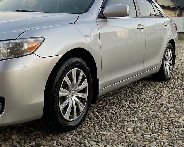 Серый Тойота Камри, объемом двигателя 2.49 л и пробегом 200 тыс. км за 8500 $, фото 1 на Automoto.ua