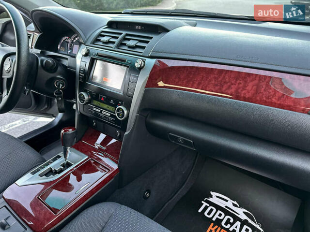Серый Тойота Камри, объемом двигателя 2.5 л и пробегом 145 тыс. км за 13400 $, фото 34 на Automoto.ua