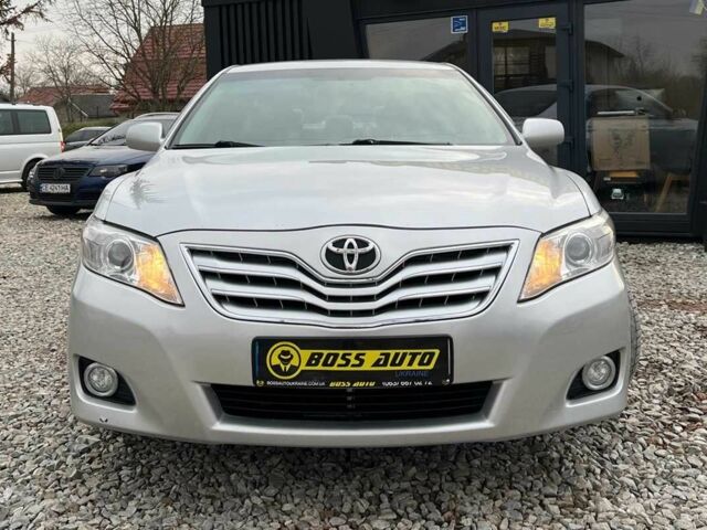 Серый Тойота Камри, объемом двигателя 2.5 л и пробегом 200 тыс. км за 9999 $, фото 1 на Automoto.ua