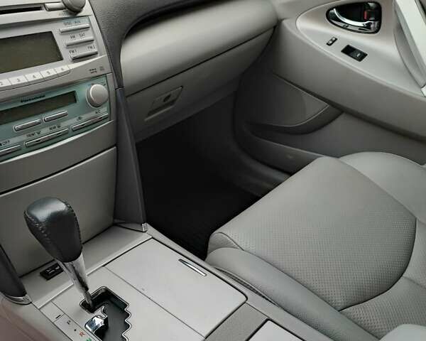 Сірий Тойота Камрі, об'ємом двигуна 2.5 л та пробігом 160 тис. км за 12000 $, фото 14 на Automoto.ua