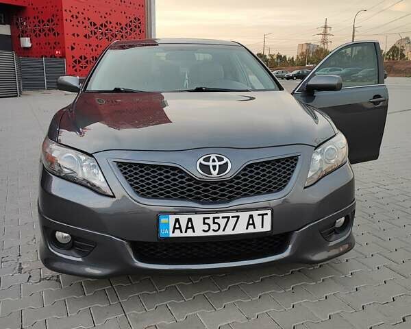 Сірий Тойота Камрі, об'ємом двигуна 2.5 л та пробігом 160 тис. км за 12000 $, фото 4 на Automoto.ua