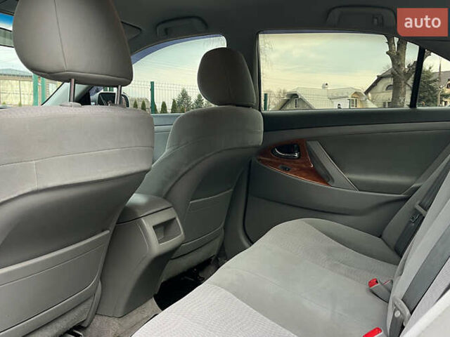 Сірий Тойота Камрі, об'ємом двигуна 2.49 л та пробігом 200 тис. км за 9999 $, фото 17 на Automoto.ua