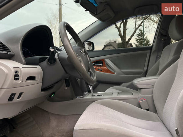 Сірий Тойота Камрі, об'ємом двигуна 2.49 л та пробігом 200 тис. км за 9999 $, фото 8 на Automoto.ua