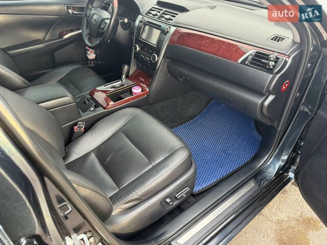 Серый Тойота Камри, объемом двигателя 2.49 л и пробегом 210 тыс. км за 15200 $, фото 17 на Automoto.ua