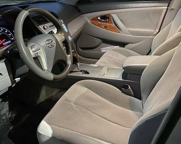 Серый Тойота Камри, объемом двигателя 2.49 л и пробегом 200 тыс. км за 8500 $, фото 12 на Automoto.ua