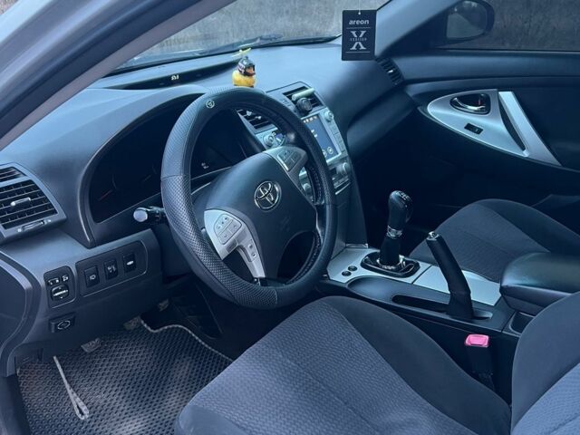 Сірий Тойота Камрі, об'ємом двигуна 2.4 л та пробігом 228 тис. км за 10100 $, фото 5 на Automoto.ua