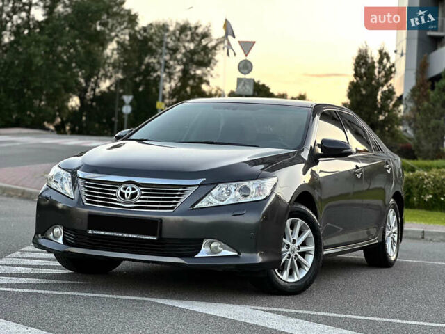 Серый Тойота Камри, объемом двигателя 2.5 л и пробегом 145 тыс. км за 13400 $, фото 2 на Automoto.ua