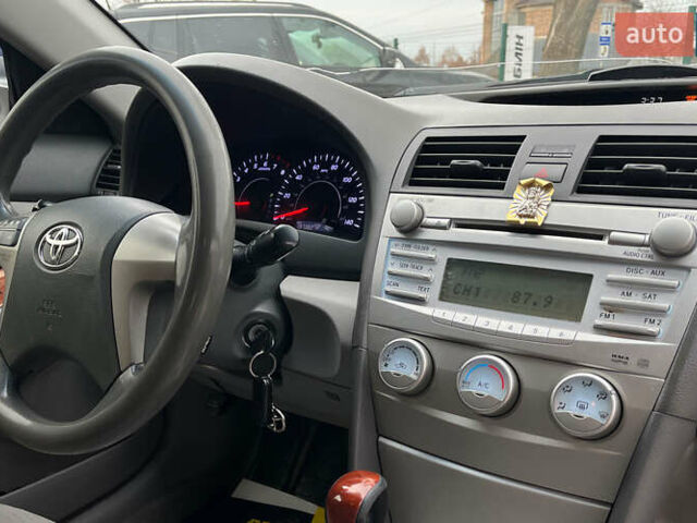 Сірий Тойота Камрі, об'ємом двигуна 2.49 л та пробігом 200 тис. км за 9999 $, фото 9 на Automoto.ua