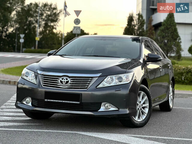 Серый Тойота Камри, объемом двигателя 2.5 л и пробегом 145 тыс. км за 13400 $, фото 1 на Automoto.ua