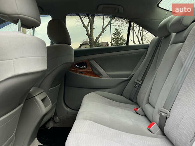 Сірий Тойота Камрі, об'ємом двигуна 2.49 л та пробігом 200 тис. км за 9999 $, фото 18 на Automoto.ua