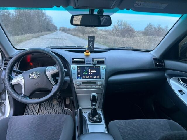 Сірий Тойота Камрі, об'ємом двигуна 2.4 л та пробігом 228 тис. км за 10100 $, фото 6 на Automoto.ua