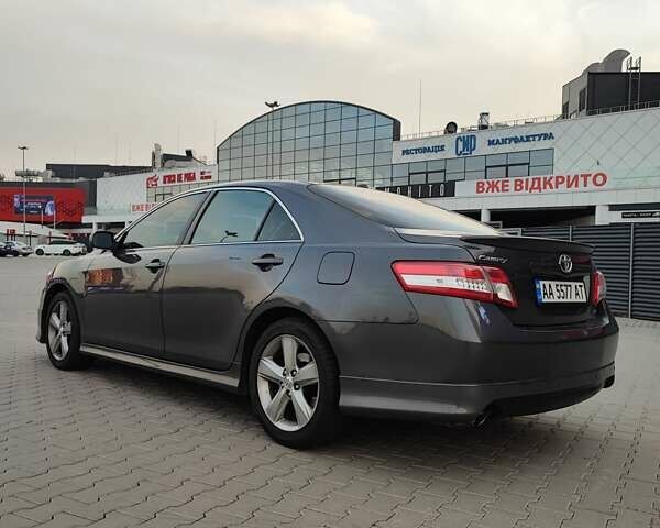 Сірий Тойота Камрі, об'ємом двигуна 2.5 л та пробігом 160 тис. км за 12000 $, фото 2 на Automoto.ua