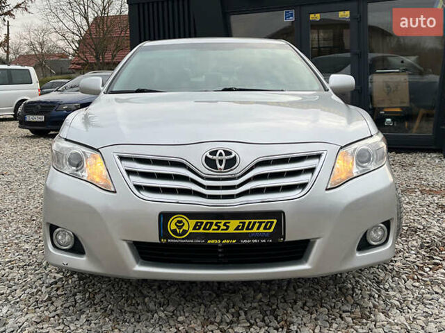 Сірий Тойота Камрі, об'ємом двигуна 2.49 л та пробігом 200 тис. км за 9999 $, фото 1 на Automoto.ua