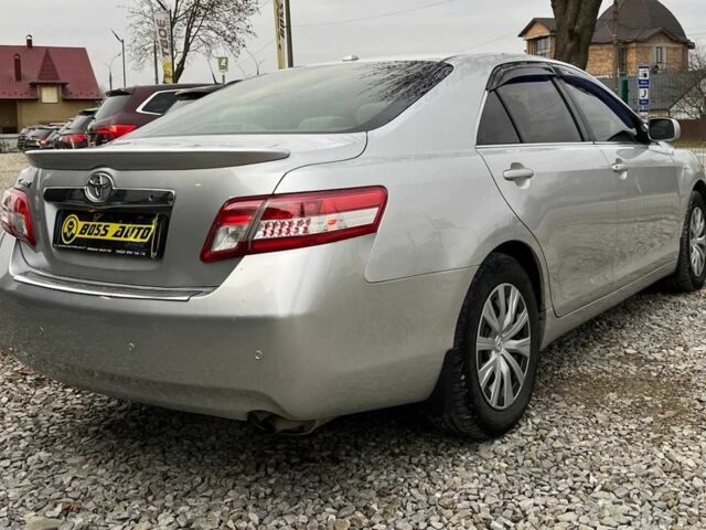Серый Тойота Камри, объемом двигателя 2.5 л и пробегом 200 тыс. км за 9999 $, фото 6 на Automoto.ua