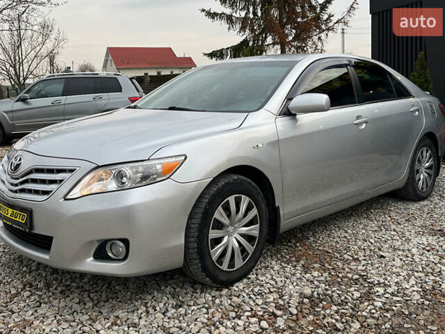 Сірий Тойота Камрі, об'ємом двигуна 2.49 л та пробігом 200 тис. км за 9999 $, фото 2 на Automoto.ua