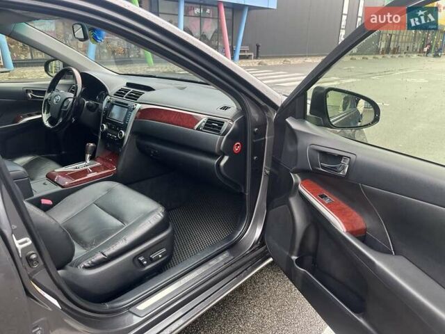 Серый Тойота Камри, объемом двигателя 2.5 л и пробегом 188 тыс. км за 15800 $, фото 3 на Automoto.ua