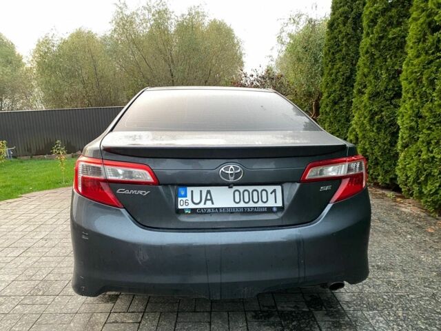 Серый Тойота Камри, объемом двигателя 2.5 л и пробегом 220 тыс. км за 12950 $, фото 2 на Automoto.ua