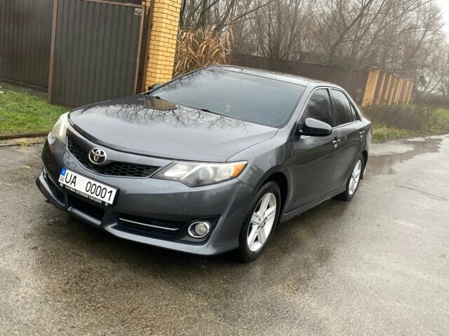 Серый Тойота Камри, объемом двигателя 2.5 л и пробегом 220 тыс. км за 12950 $, фото 1 на Automoto.ua