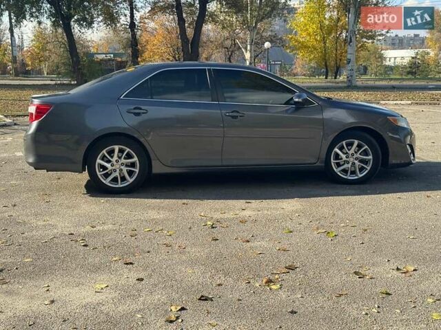 Серый Тойота Камри, объемом двигателя 2.5 л и пробегом 323 тыс. км за 9990 $, фото 7 на Automoto.ua