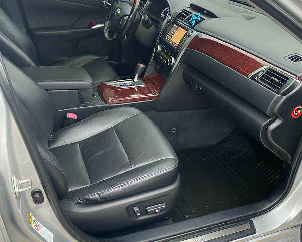 Сірий Тойота Камрі, об'ємом двигуна 2.5 л та пробігом 136 тис. км за 16500 $, фото 4 на Automoto.ua