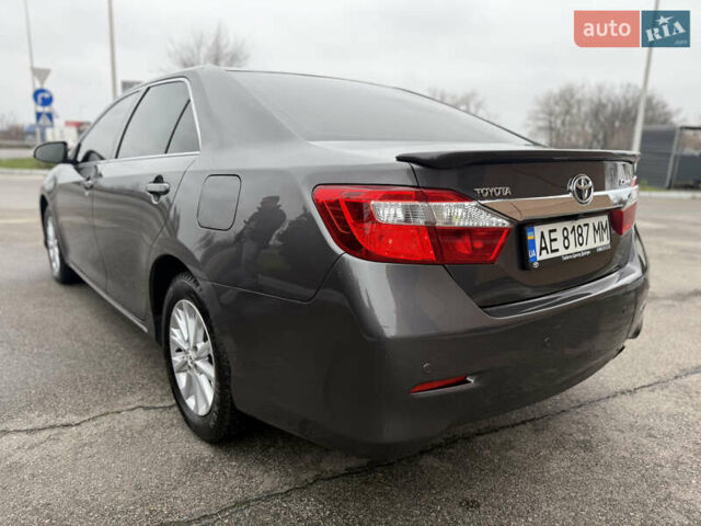 Серый Тойота Камри, объемом двигателя 2.5 л и пробегом 198 тыс. км за 13999 $, фото 4 на Automoto.ua